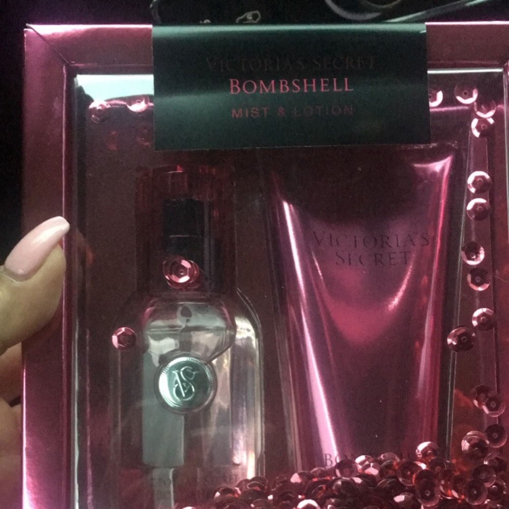 VS Bombshell mist & lotion. Brand new.